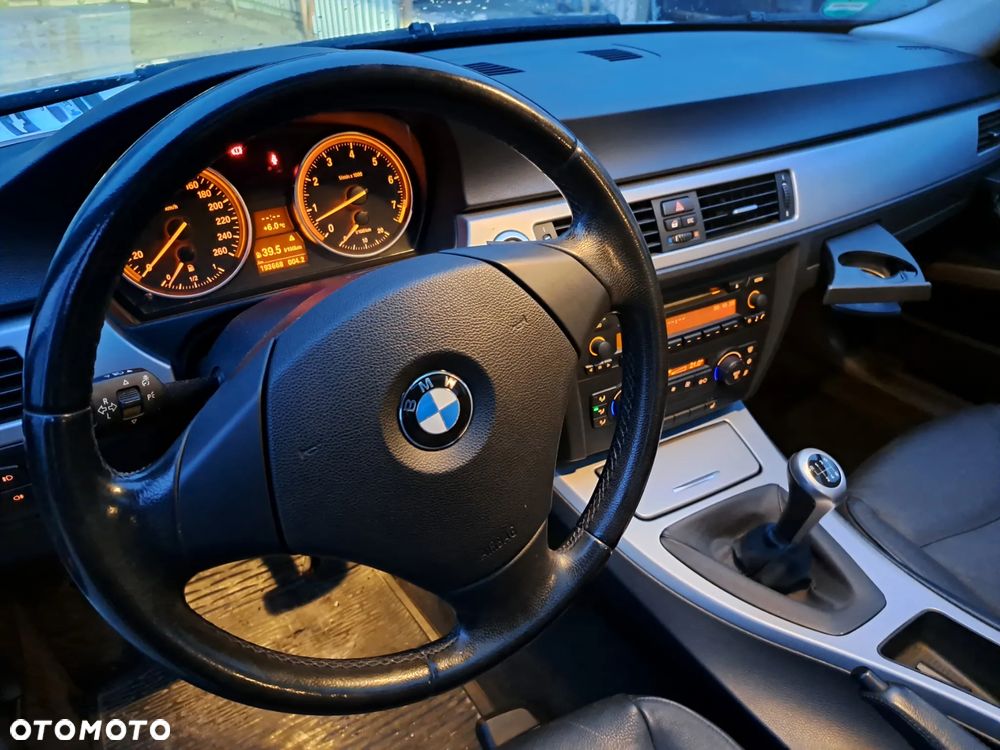 BMW Seria 3 325i - 4