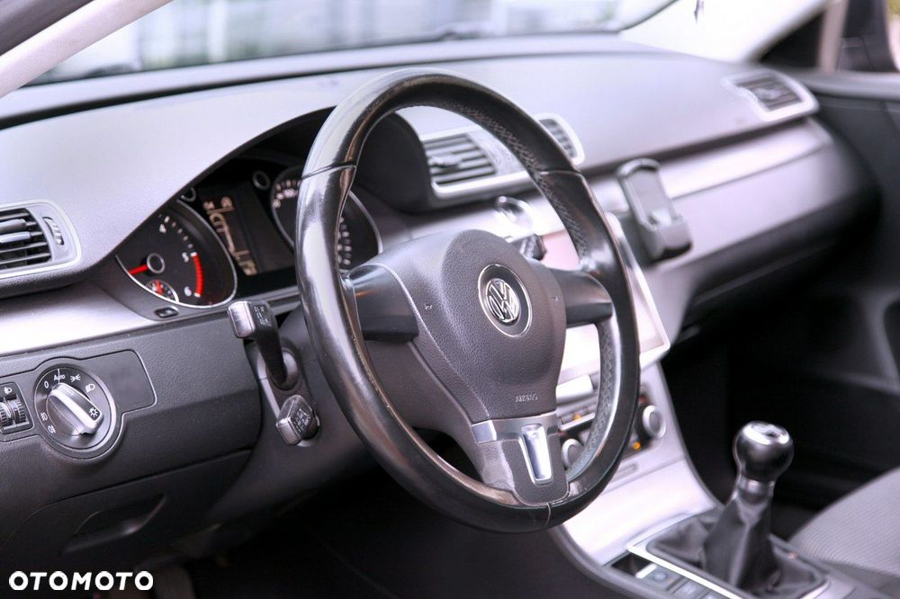 Volkswagen Passat - 16