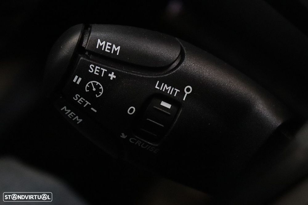 Peugeot 2008 1.2 PureTech Allure - 17