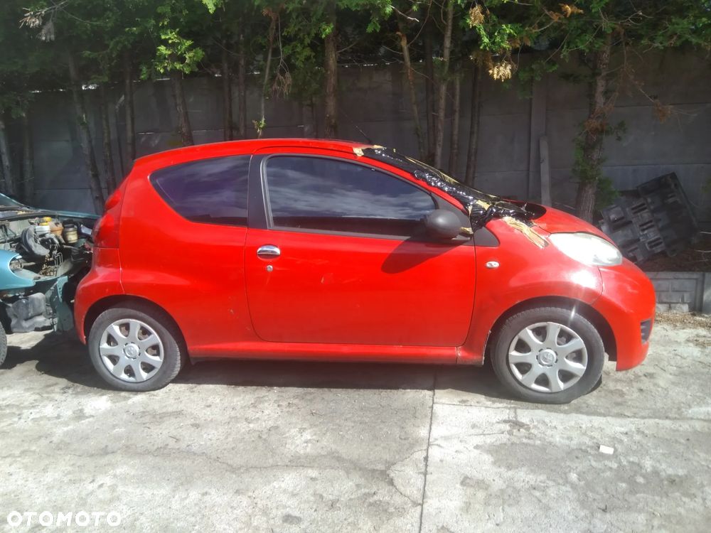Auto na części - Peugeot 107 68 KM benzyna 2005 Silnik Skrzynia Drzwi Maska Klapa Błotnik Zderzak Lampa Szyba Klamka Lusterko Deska Kokpit