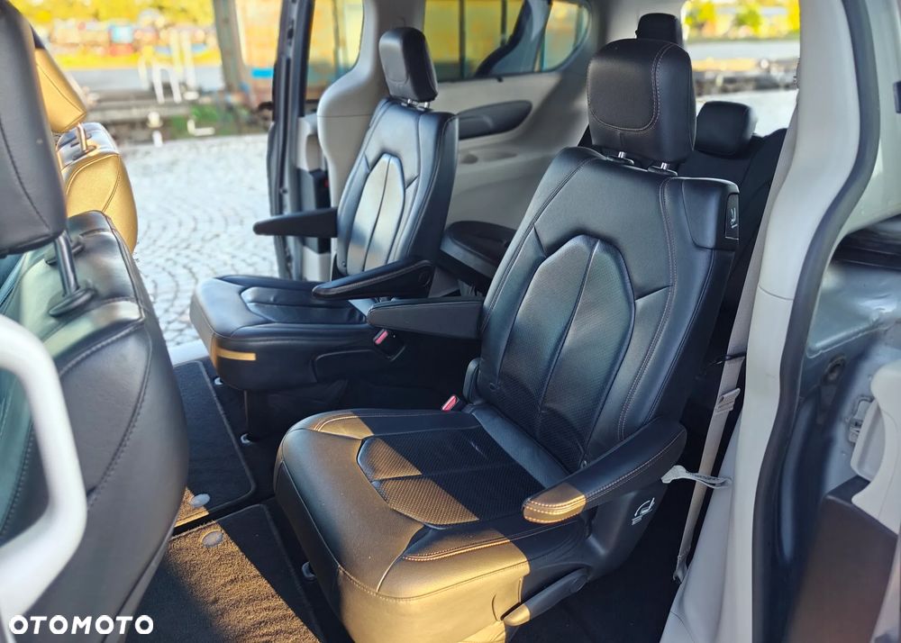 Chrysler Pacifica - 17