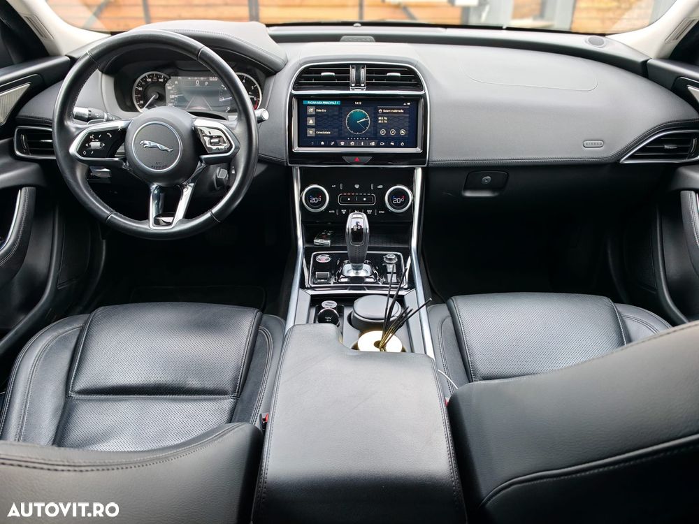 Jaguar XE P250 RWD Standard S - 17