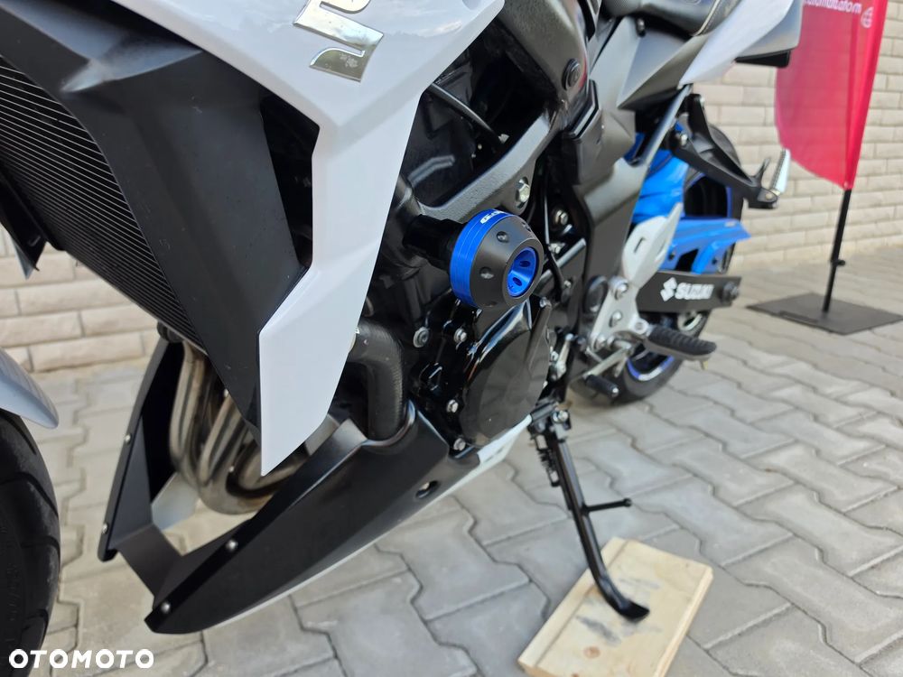 Suzuki GSR - 8