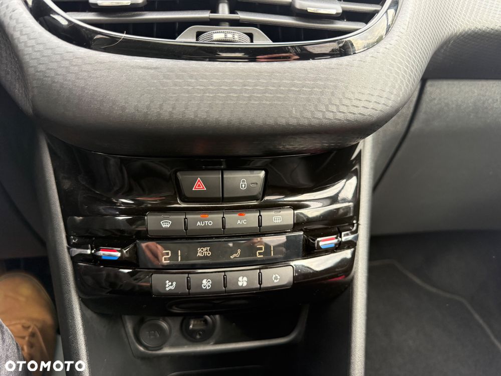 Peugeot 2008 1.2 Pure Tech Allure S&S - 18