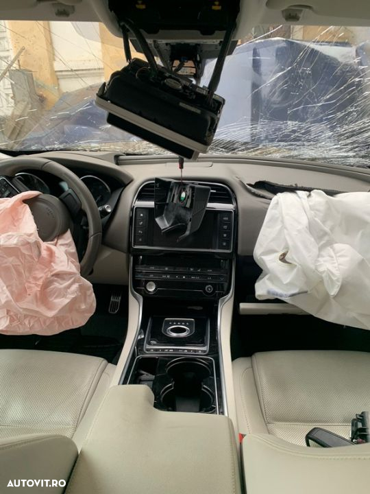 piese jaguar xe 20d cutie automata 8 trepte motor euro6 interior sistem audio uși oglinda stânga navigație GPS dezmembrez Plansa bord cu airbagurile sărite caseta directie - 7