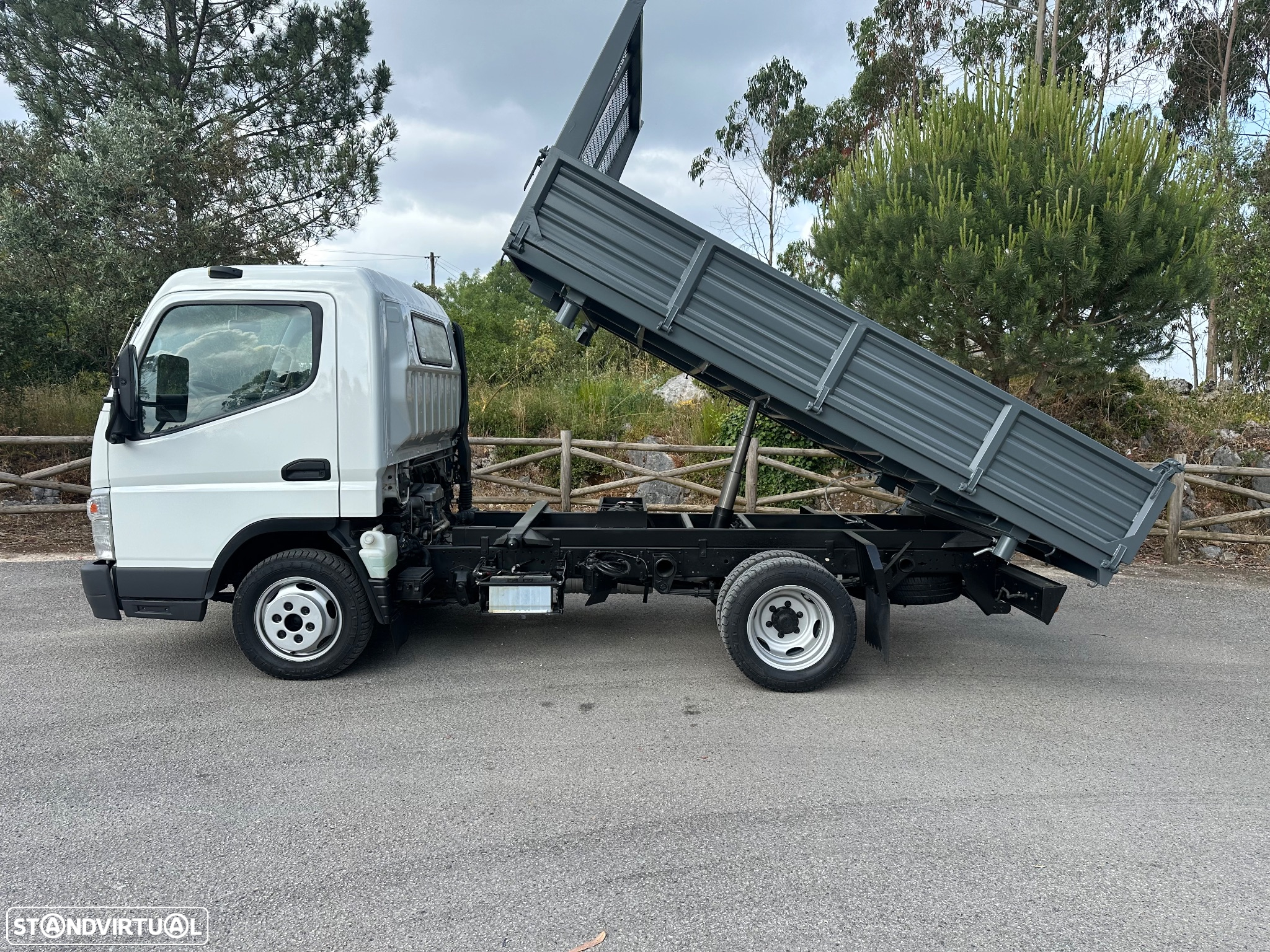Mitsubishi Canter Fuso Tri-Basculante - 2