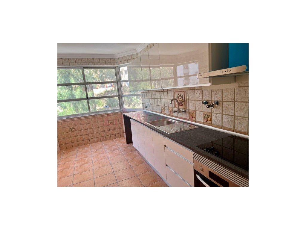 Apartamento T2 transformado em T3 em Mem Martins