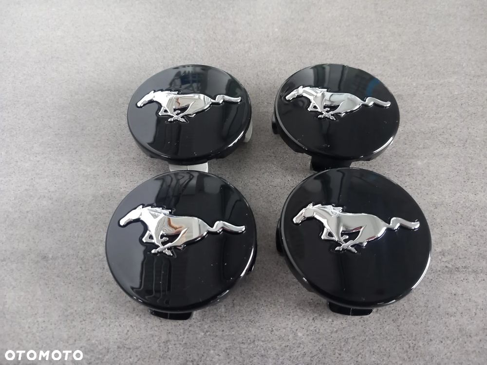 Nakładka środkowa - kołpak felgi z logo Ford Mustang - zaślepka alufelgi 2449776 - 2