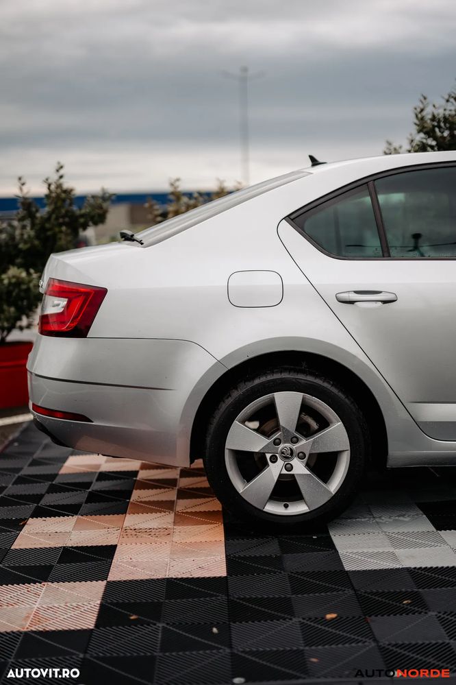 Skoda Octavia 2.0 TDI DSG Ambition - 11