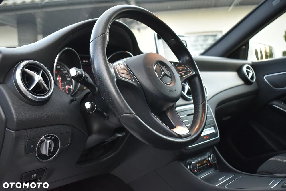 Mercedes-Benz CLA 200 7G-DCT UrbanStyle Edition - 15
