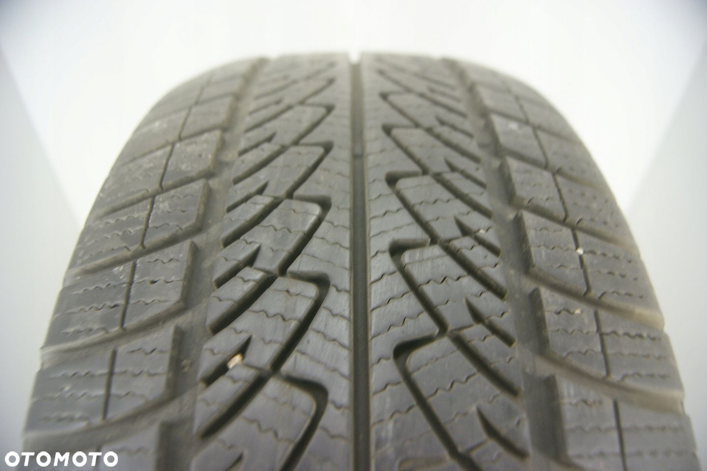 215/55R17 98V Goodyear UltraGrip 8 Perf. 61903 - 2