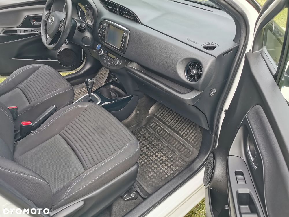 Toyota Yaris Hybrid 100 Selection - 26