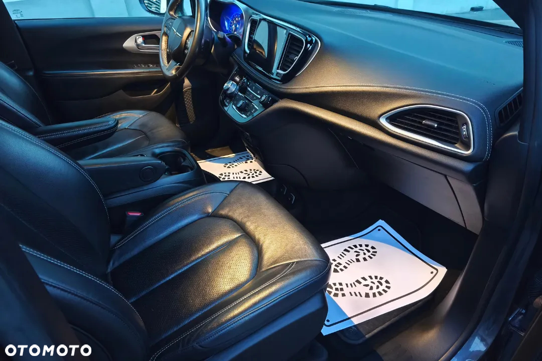 Chrysler Pacifica - 16