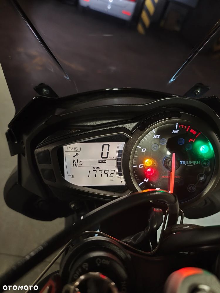 Triumph Street Triple - 10