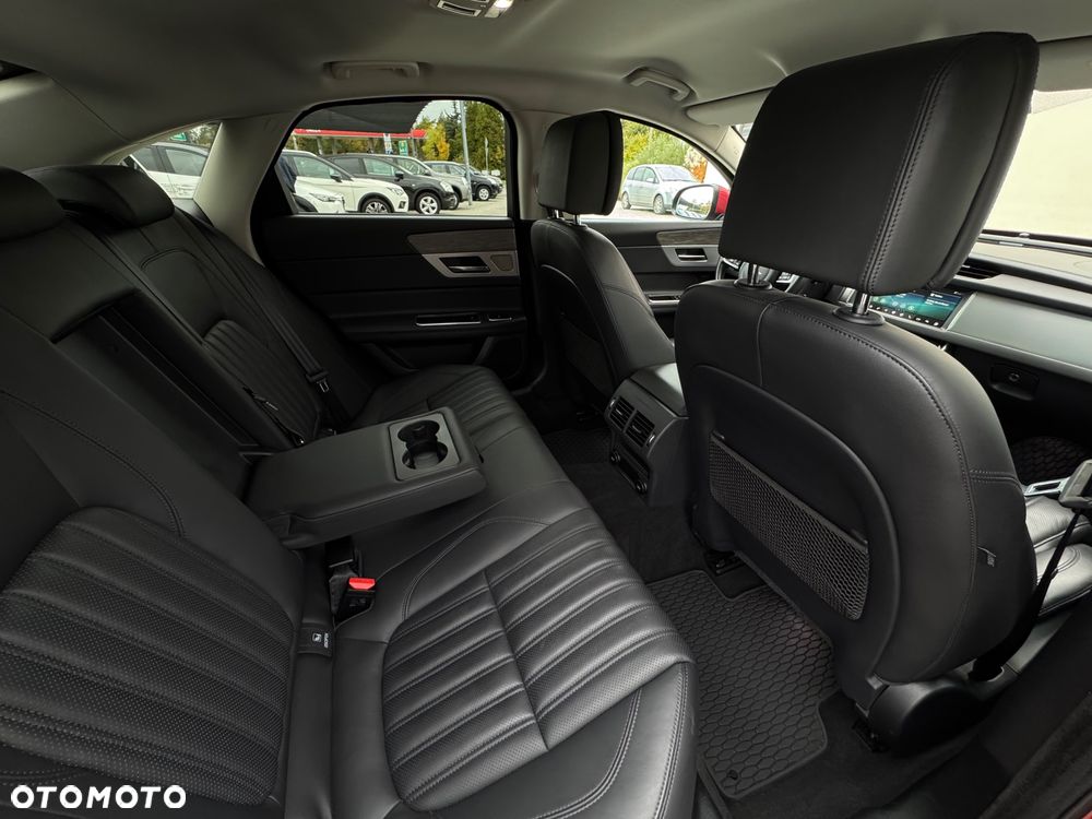 Jaguar XF 30d Portfolio - 33