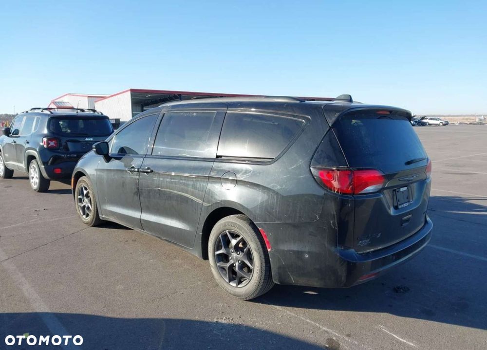 Chrysler Pacifica - 5