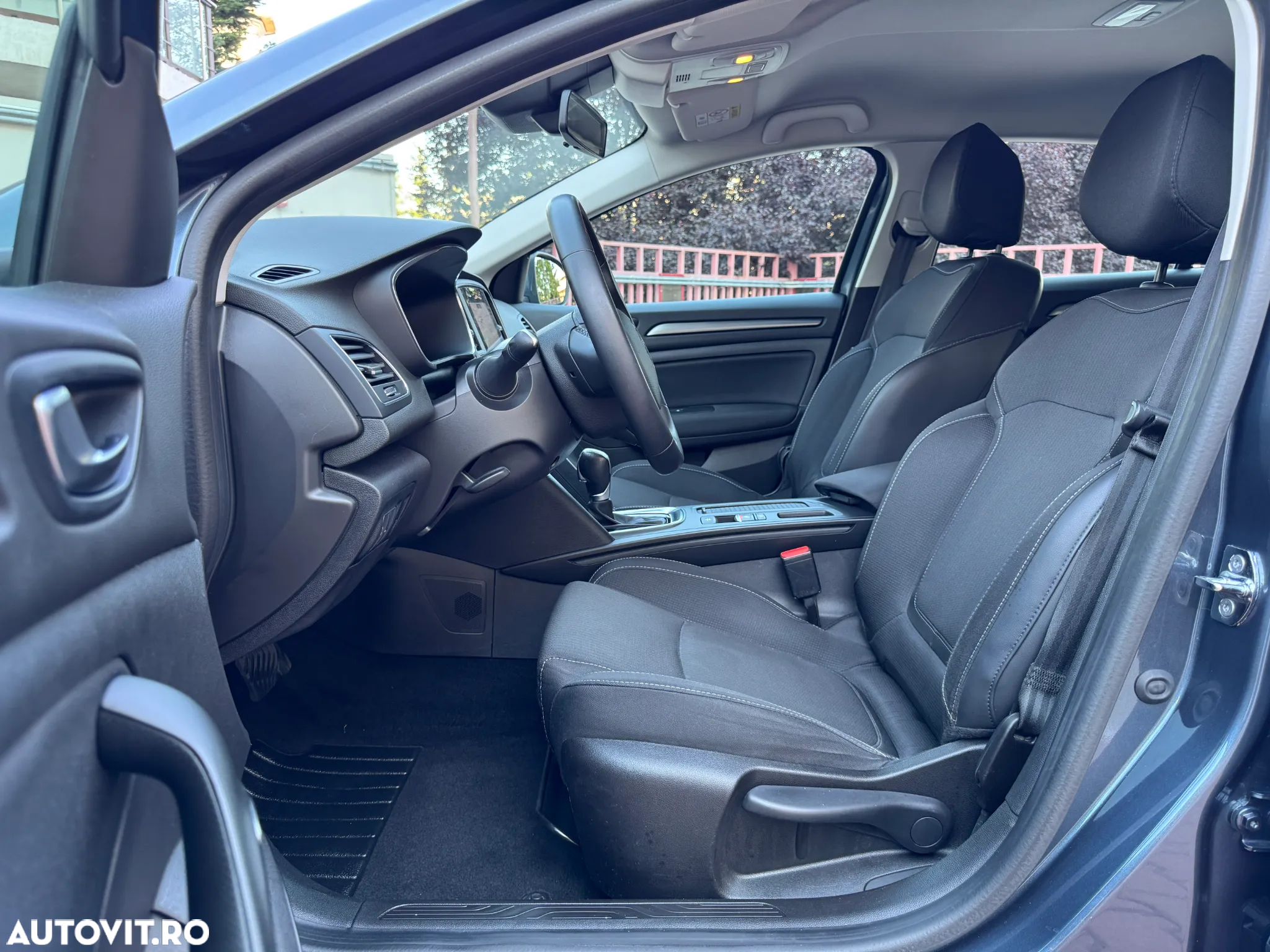 Renault Megane Grandtour E-TECH Plug-in 160 BUSINESS EDITION - 11