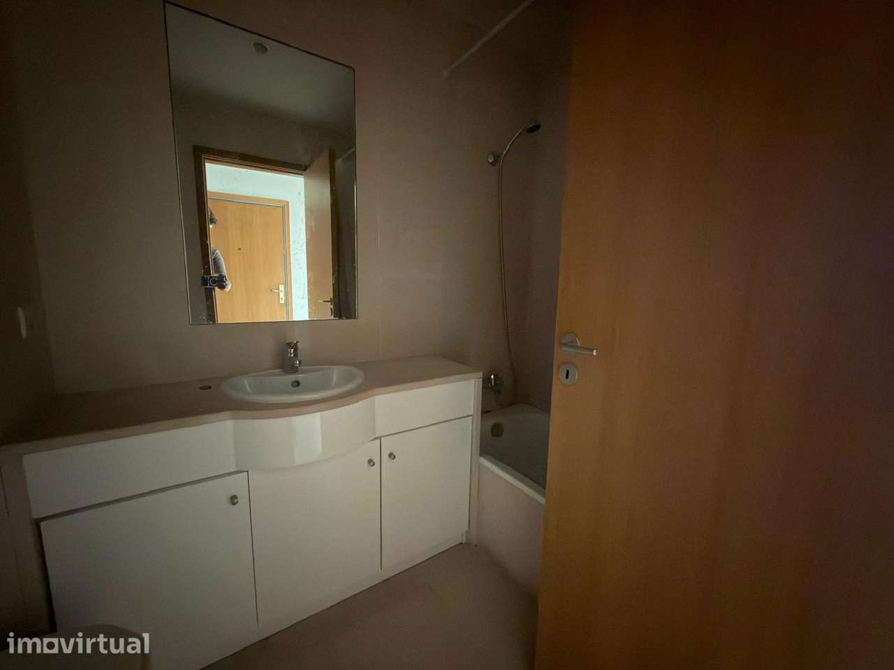 Apartamento T1 c/ L. Garagem e Arrumo Santa Marinha (Soares dos Reis) - Grande imagem: 4/34