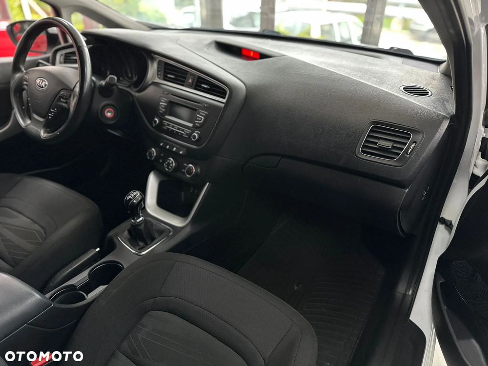 Kia Ceed 1.6 GDI SW Dream-Team Edition - 23