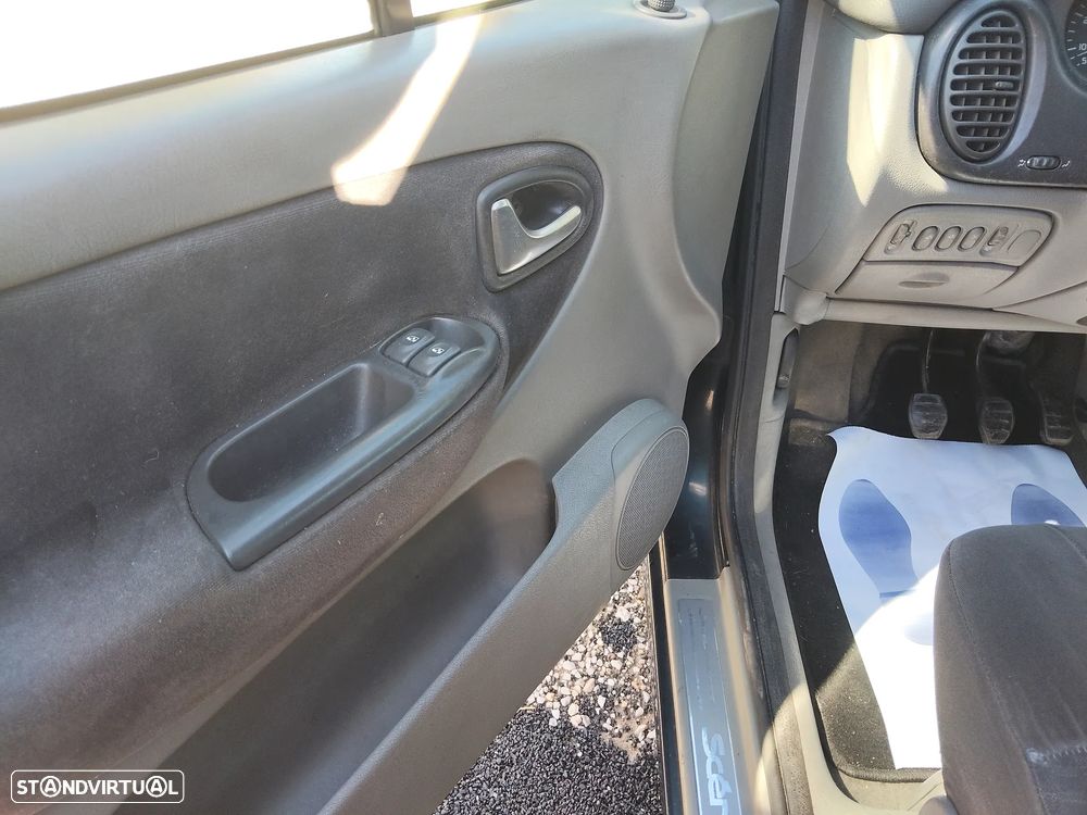 Renault Scénic 1.4 16V Conquest - 10