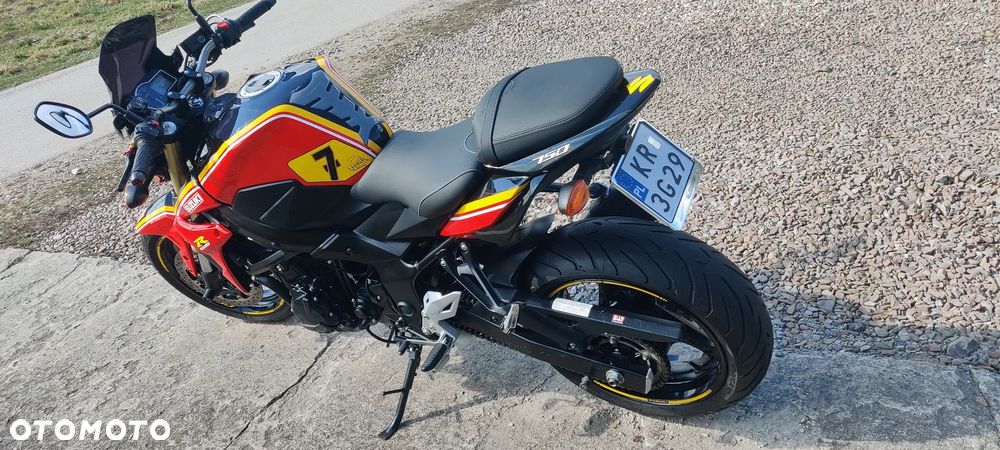 Suzuki GSR - 22