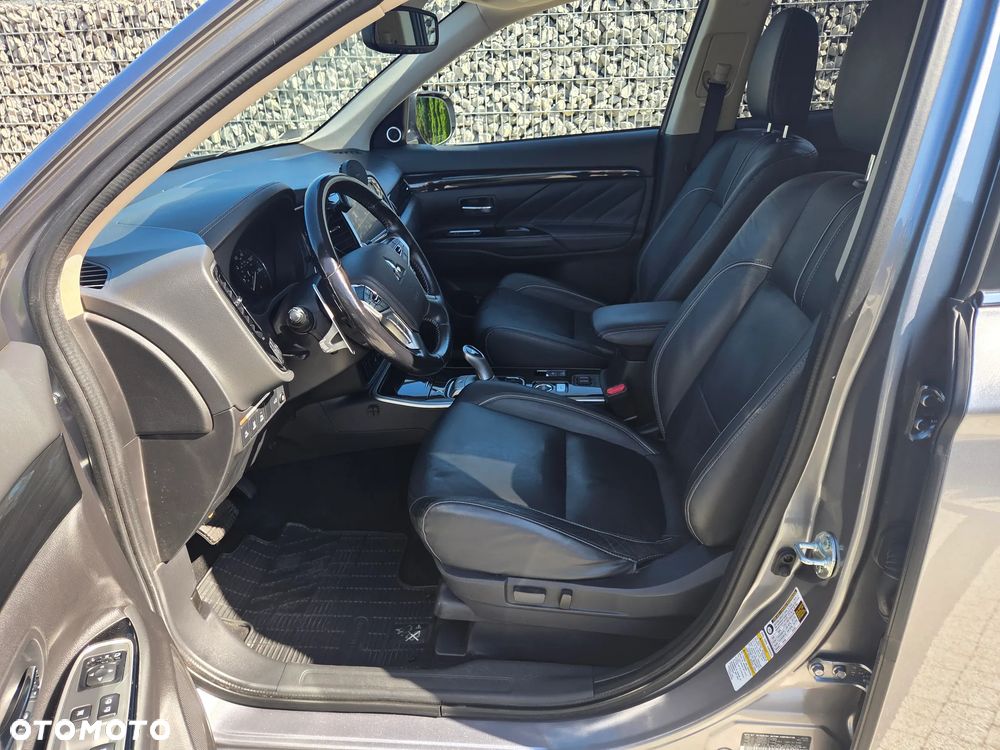 Mitsubishi Outlander Instyle NAVI + - 17