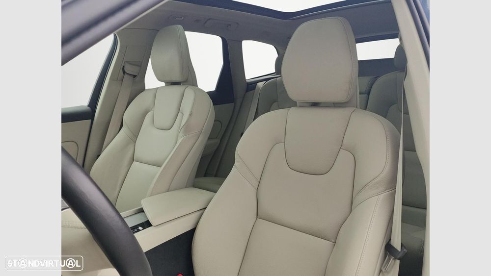 Volvo XC 60 2.0 T6 PHEV Core AWD - 11