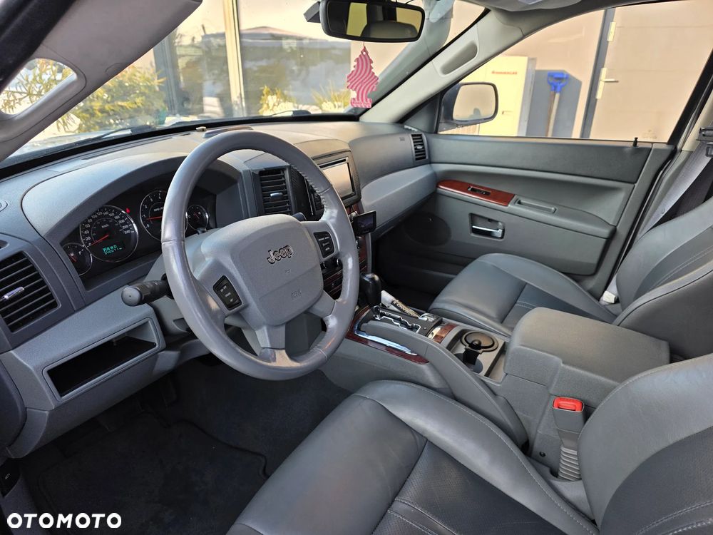 Jeep Grand Cherokee - 25