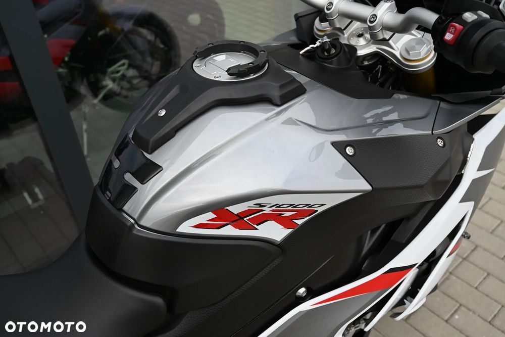 BMW XR - 24