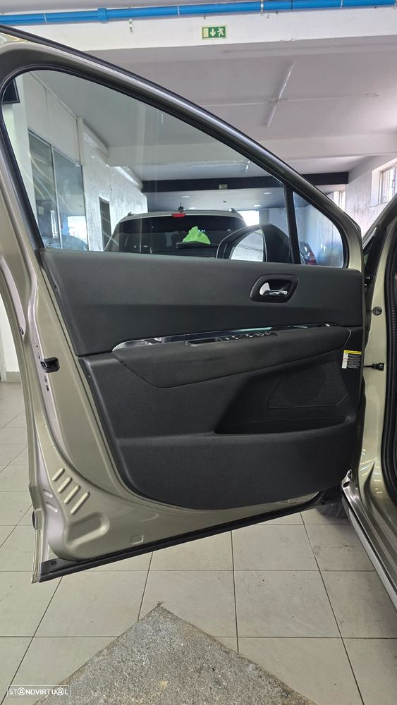Peugeot 3008 2.0 HDi Hybrid4 - 14