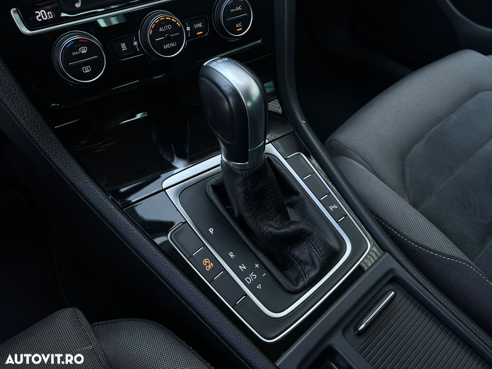 Volkswagen Golf 1.5 eTSI OPF DSG R-Line - 36