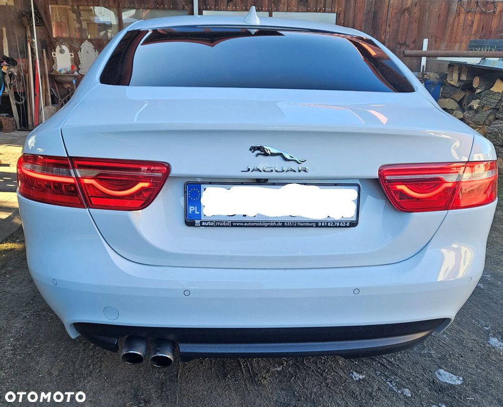 Jaguar XE 2.0 D Prestige - 4