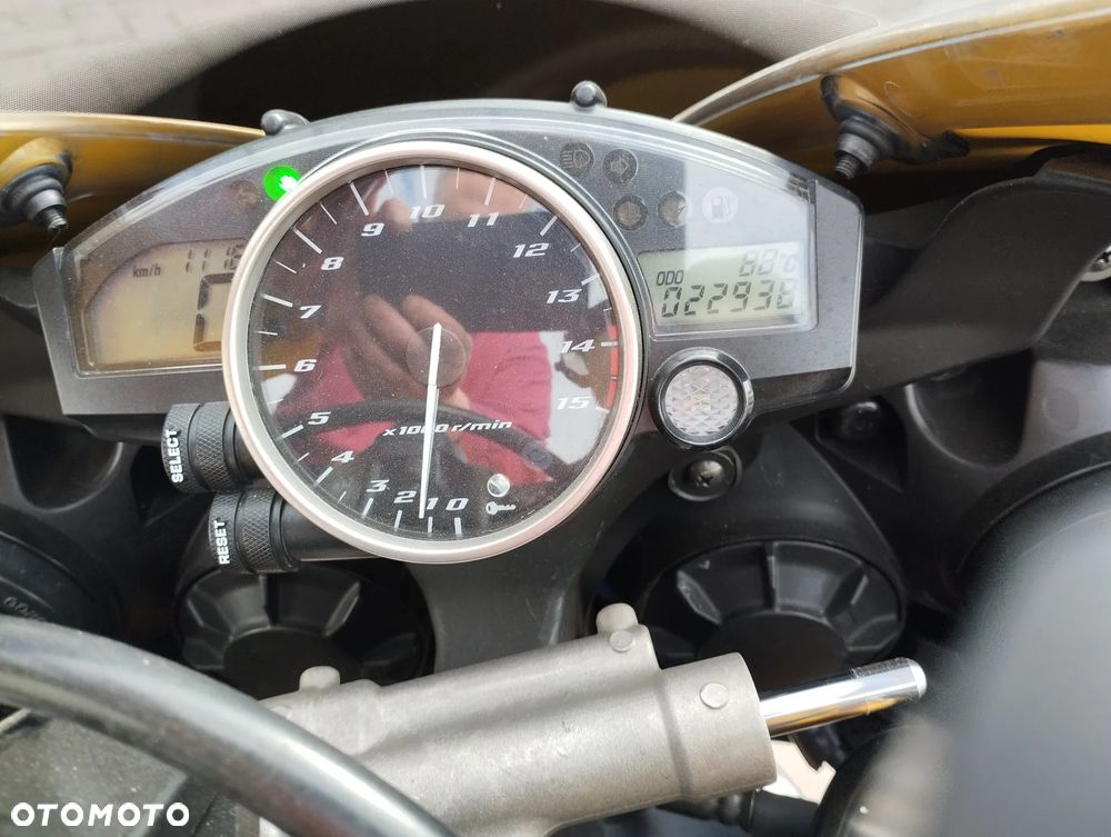 Yamaha R1 - 10