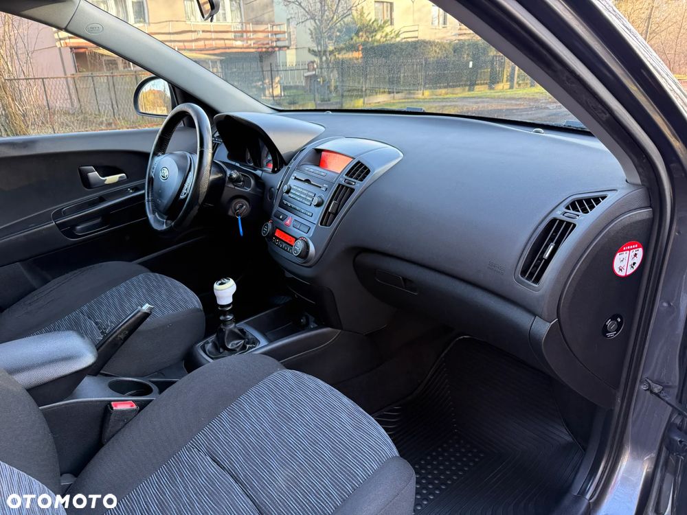Kia Ceed 1.6 CRDi 90 Vision - 24