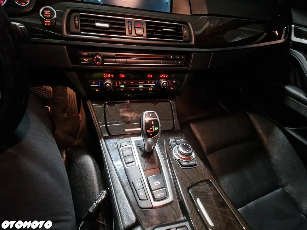 BMW Seria 5 525d xDrive - 14