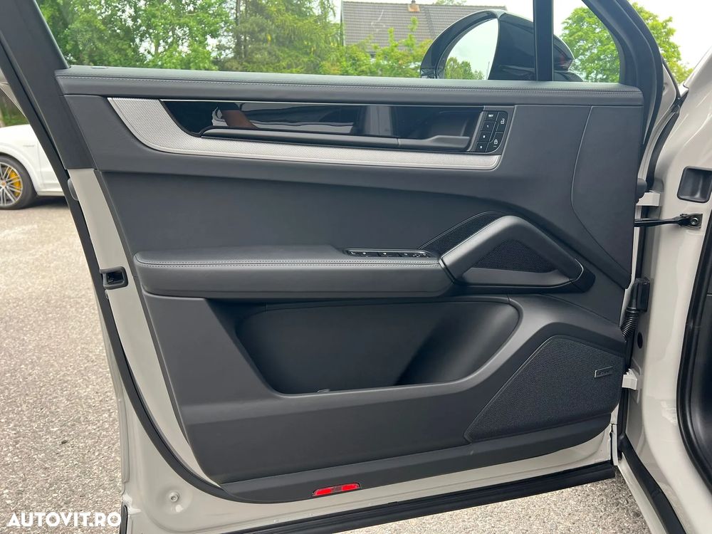 Porsche Cayenne Coupe E-Hybrid - 8