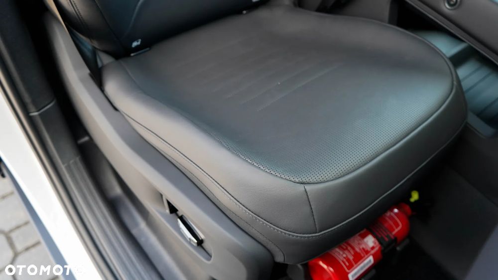 Land Rover Defender - 32