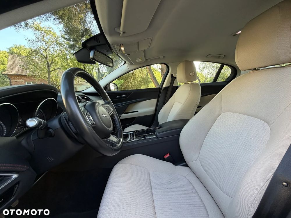 Jaguar XE D180 R-Dynamic S - 16
