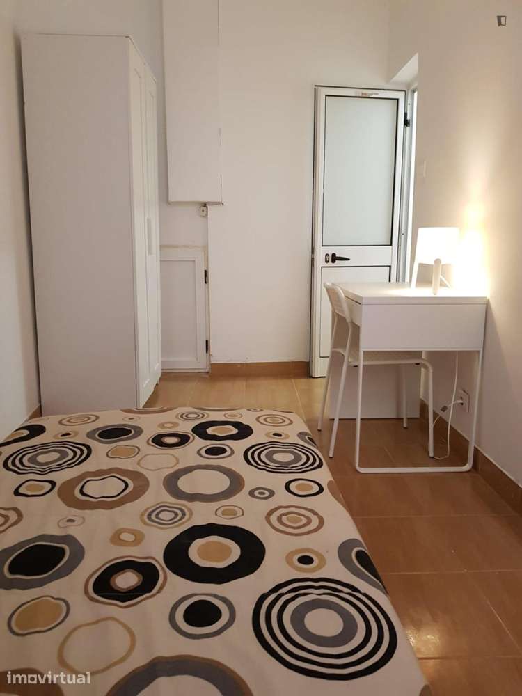 Quarto - localizado em Miragaia Porto - Grande imagem: 3/8