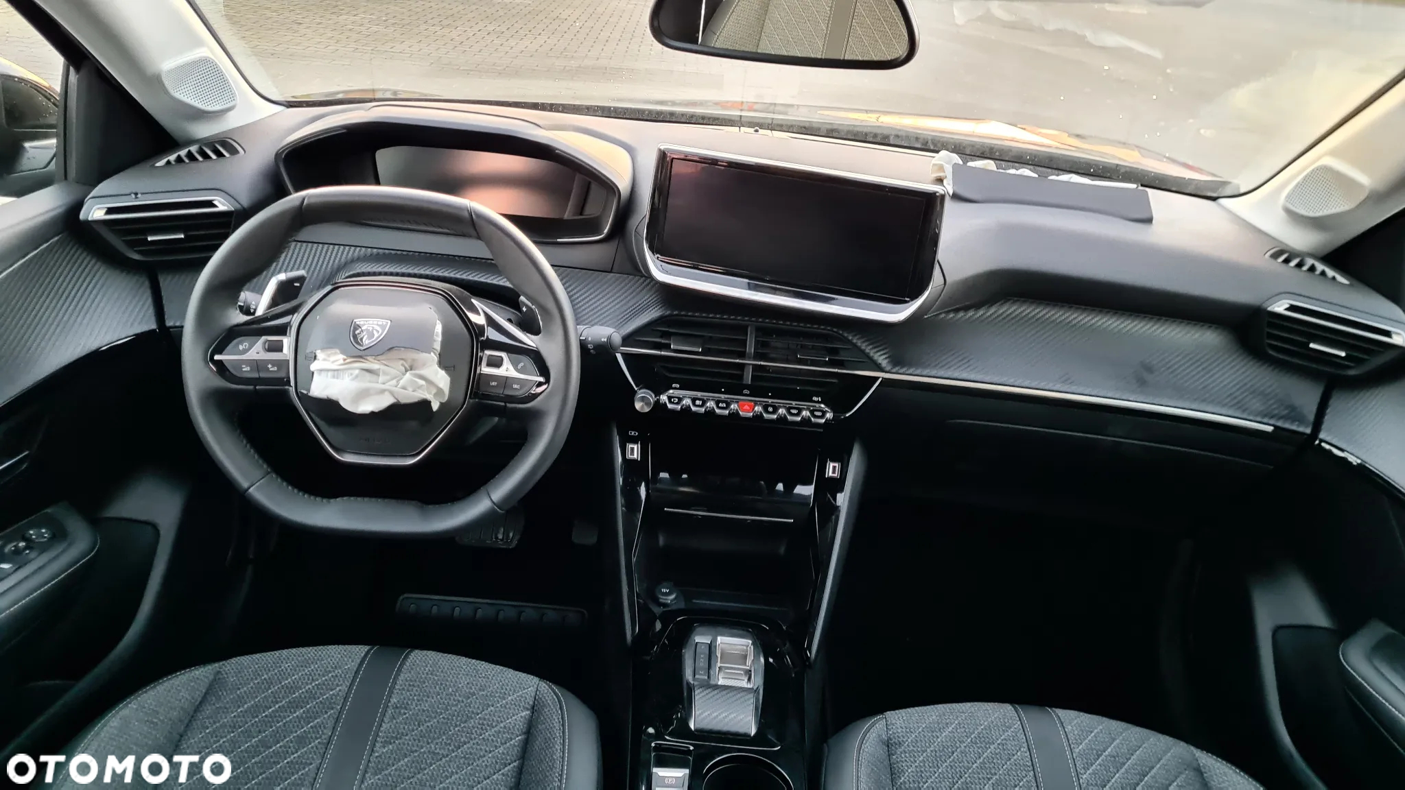 Peugeot 208 - 8
