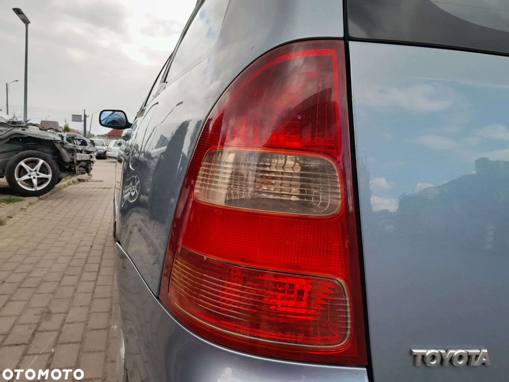TOYOTA COROLLA E12 KOMBI LAMPA TYLNA LEWA W BŁOTNIK - 1
