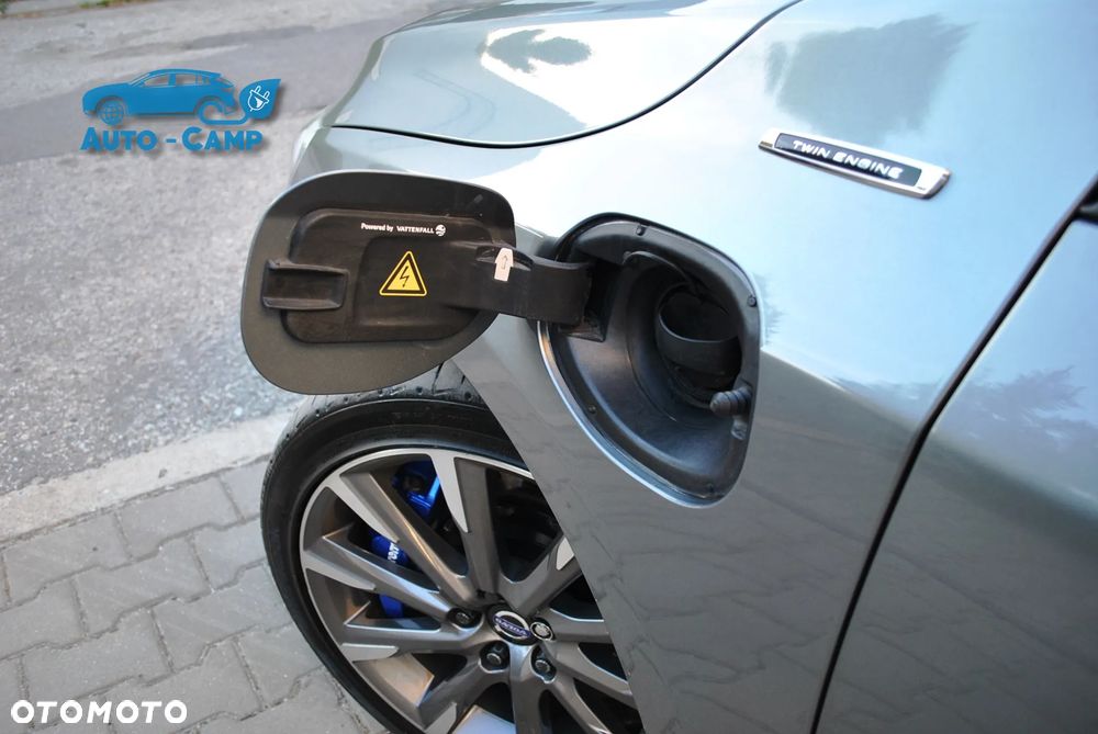 Volvo V60 D6 AWD Plug-in Hybrid R-Design Summum - 32