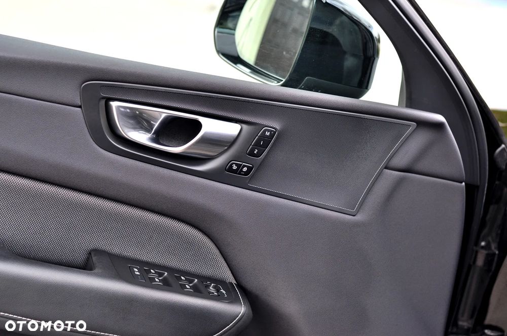 Volvo XC 60 B4 B Plus Dark - 22