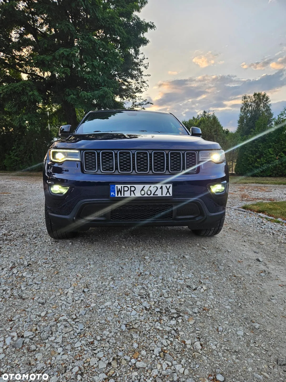 Jeep Grand Cherokee - 32