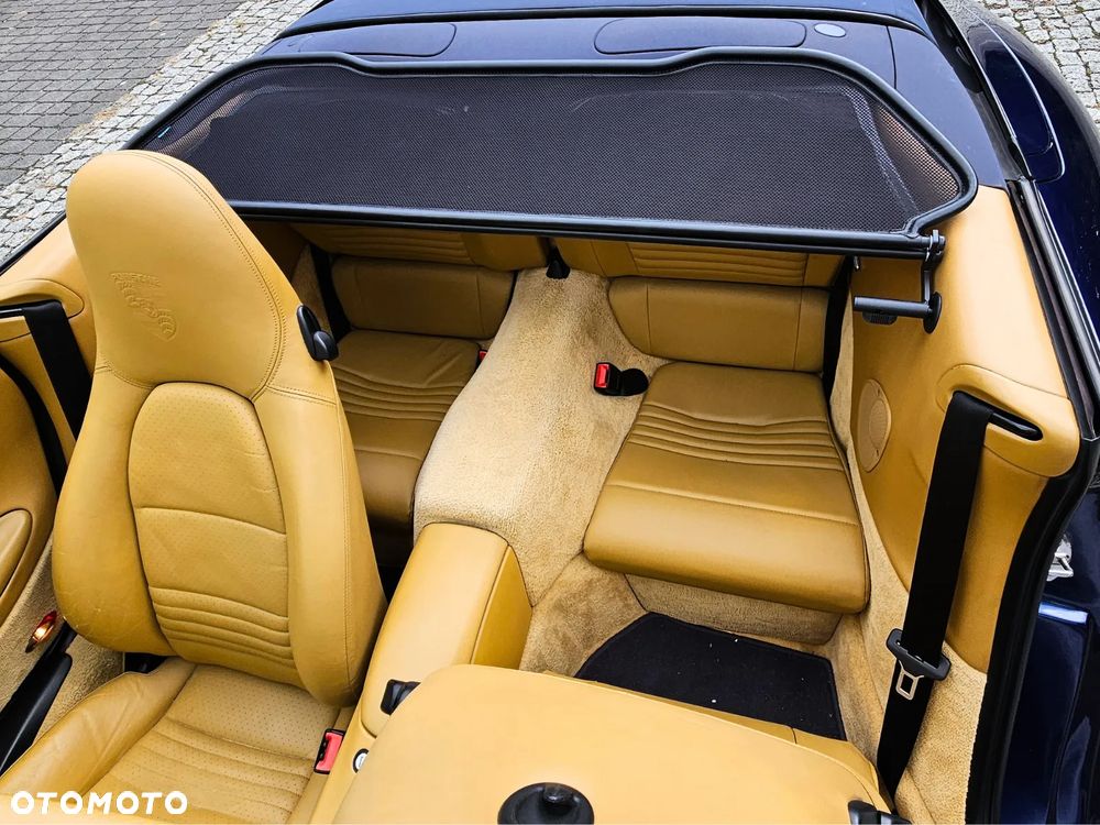 Porsche 911 Carrera 4 - 16