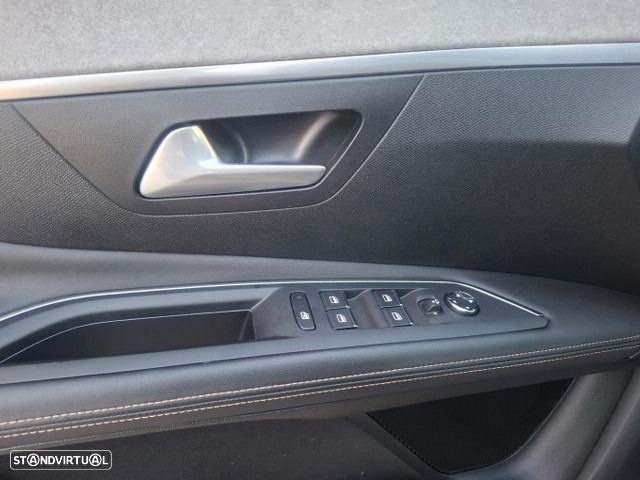Peugeot 3008 225 e-EAT8 GT - 31