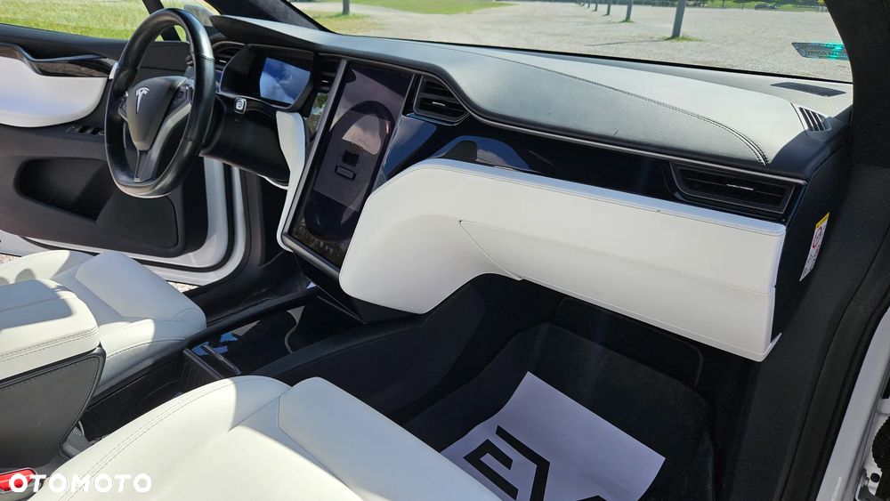 Tesla Model X - 14