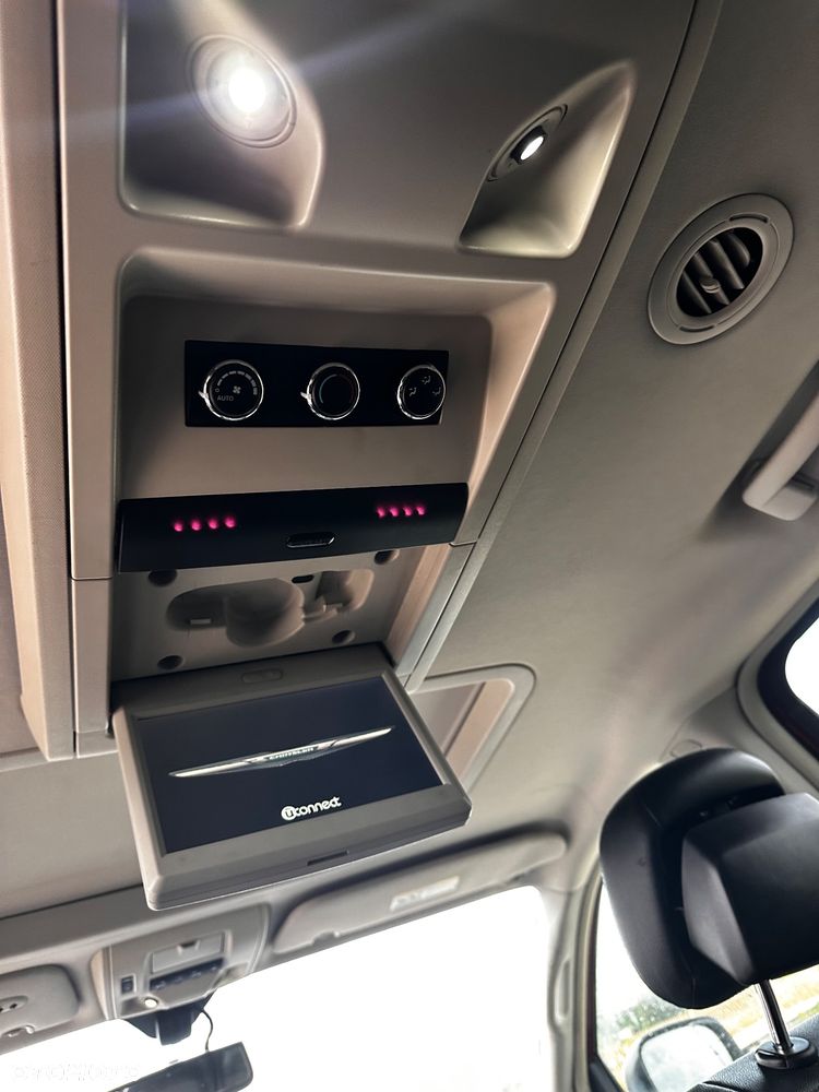 Chrysler Town & Country - 23