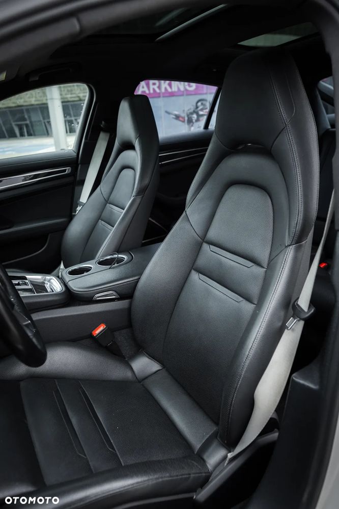 Porsche Panamera 4S - 33