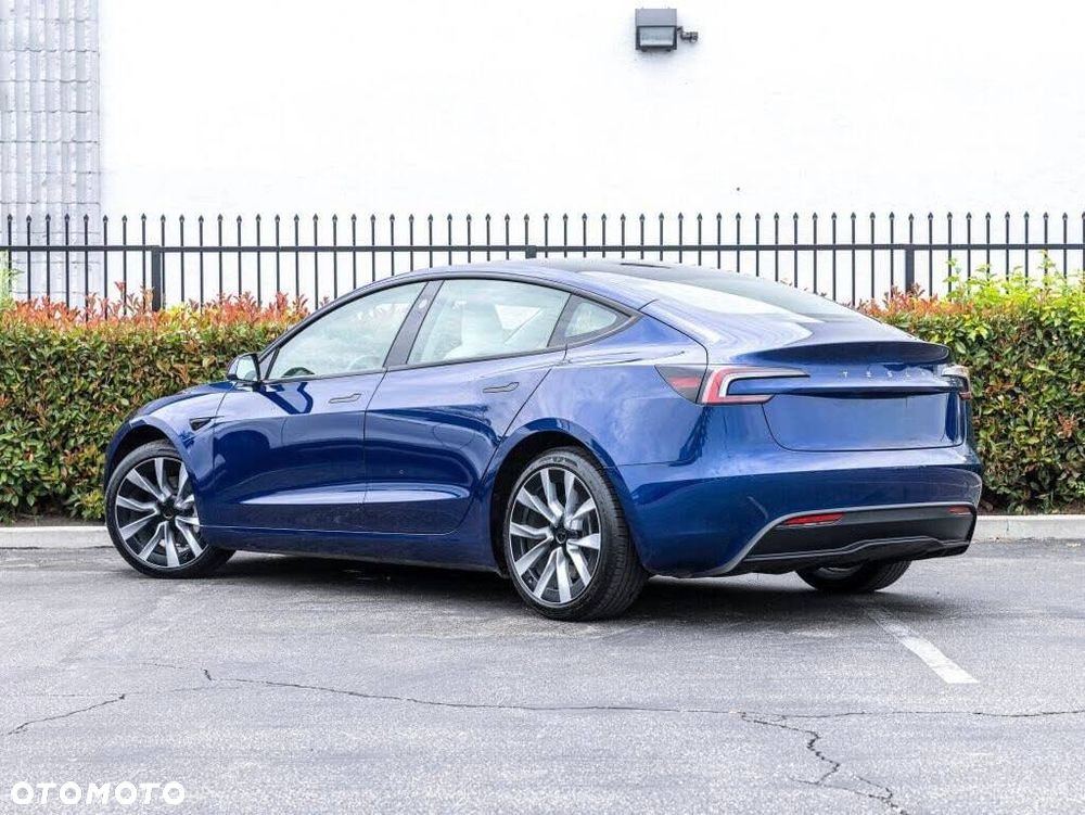 Tesla Model 3 - 8